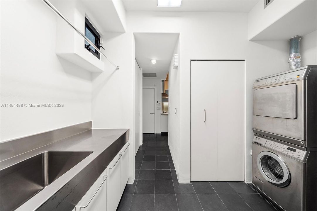 Недавно продано: $4,500,000 (3 спален, 3 ванн, 2409 Квадратных фут)