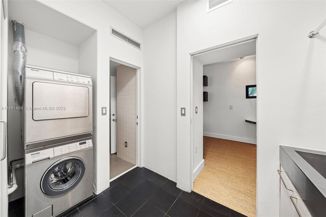 Недавно продано: $4,500,000 (3 спален, 3 ванн, 2409 Квадратных фут)