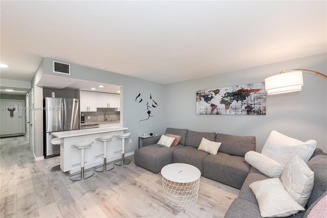 For Sale: $495,000 (1 beds, 1 baths, 690 Square Feet)