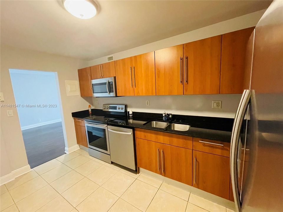 Recently Sold: $354,900 (1 beds, 1 baths, 906 Square Feet)