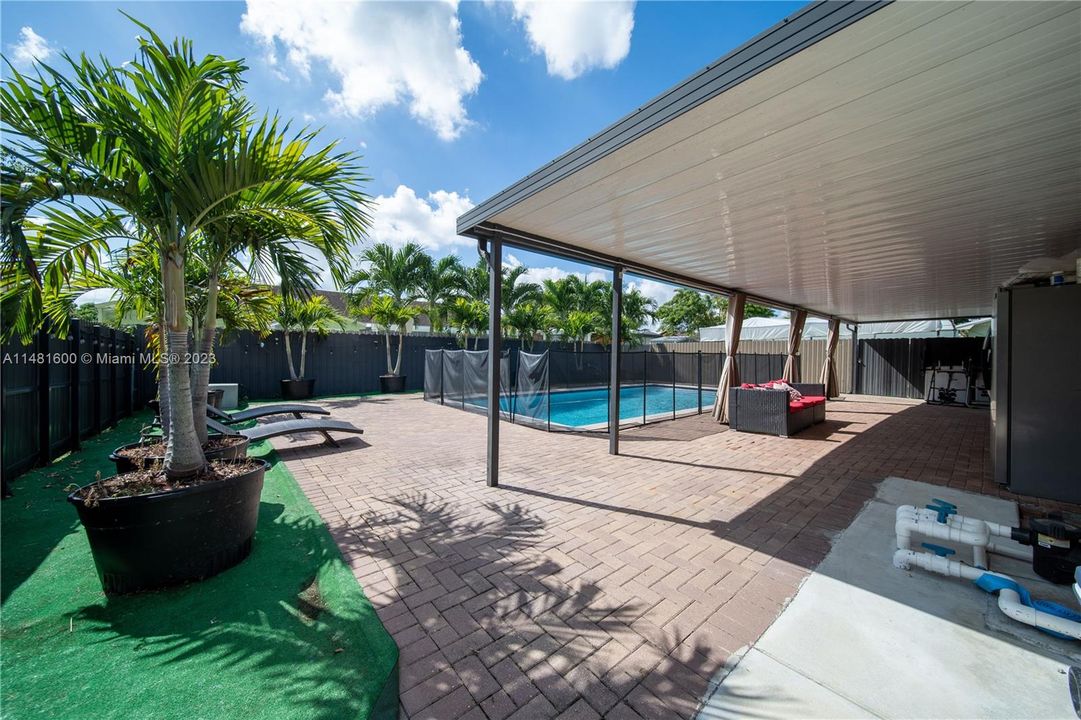 Recently Sold: $550,000 (3 beds, 2 baths, 1587 Square Feet)