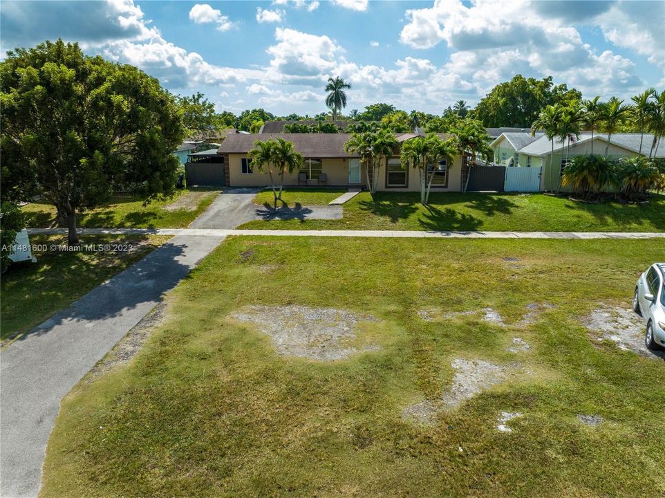 Recently Sold: $550,000 (3 beds, 2 baths, 1587 Square Feet)