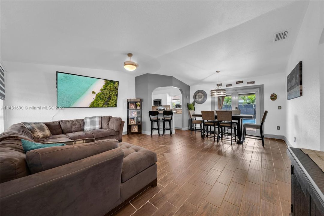 Recently Sold: $550,000 (3 beds, 2 baths, 1587 Square Feet)