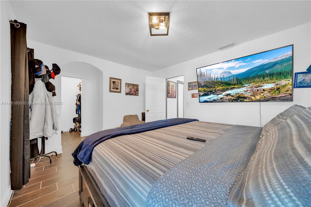 Recently Sold: $550,000 (3 beds, 2 baths, 1587 Square Feet)