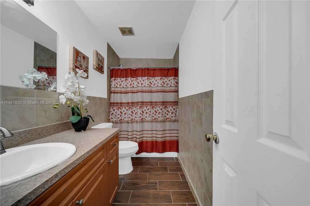 Recently Sold: $550,000 (3 beds, 2 baths, 1587 Square Feet)