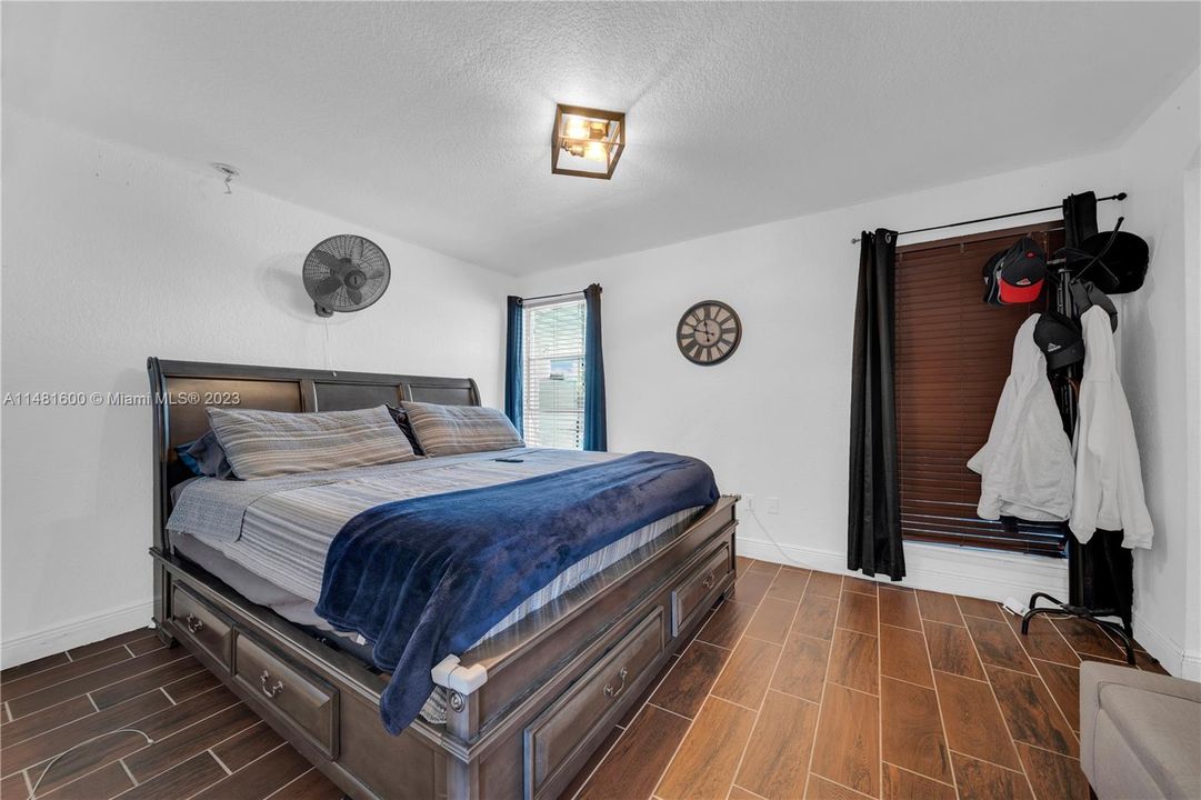 Recently Sold: $550,000 (3 beds, 2 baths, 1587 Square Feet)