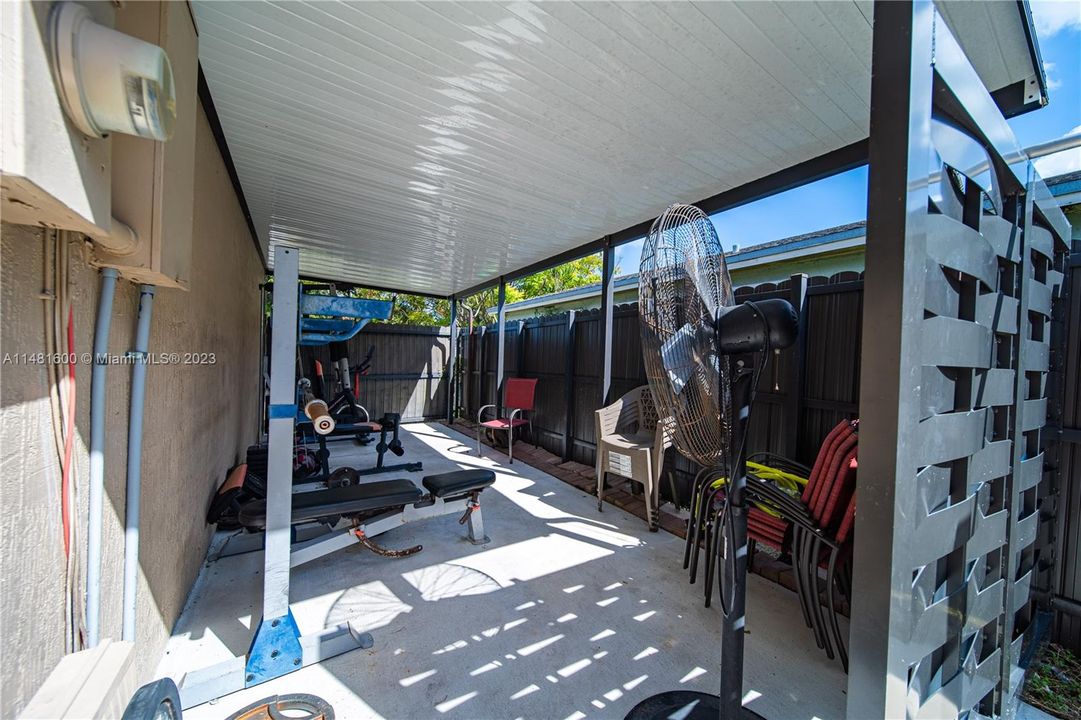 Recently Sold: $550,000 (3 beds, 2 baths, 1587 Square Feet)