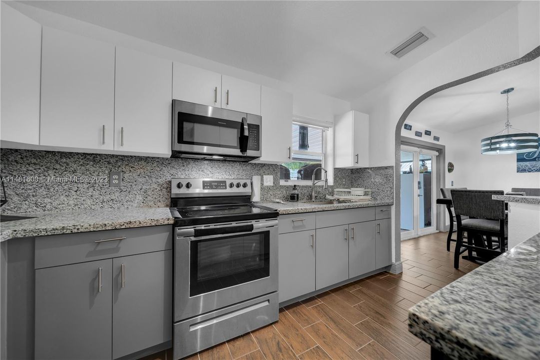 Recently Sold: $550,000 (3 beds, 2 baths, 1587 Square Feet)