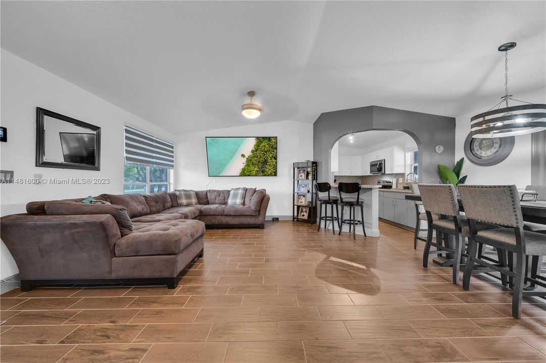 Recently Sold: $550,000 (3 beds, 2 baths, 1587 Square Feet)