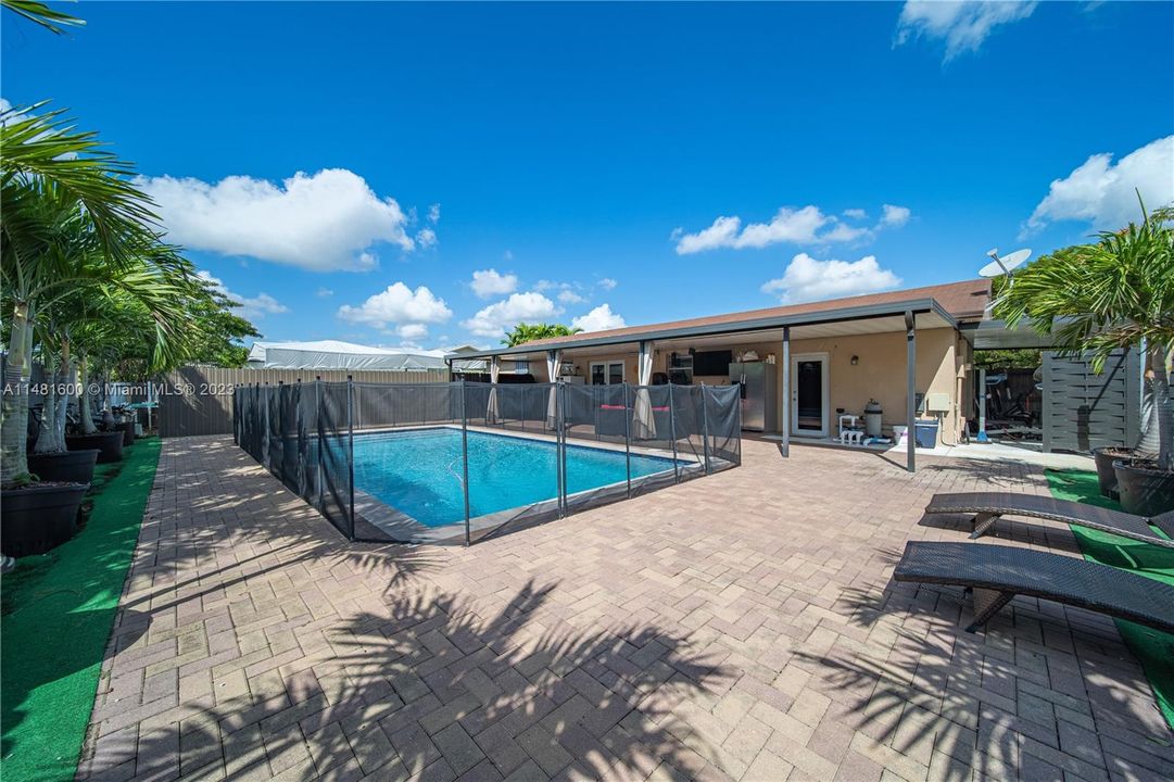 Recently Sold: $550,000 (3 beds, 2 baths, 1587 Square Feet)