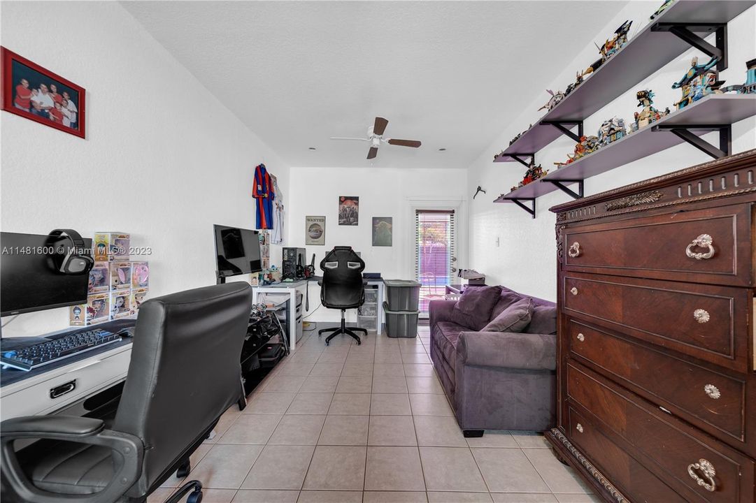 Recently Sold: $550,000 (3 beds, 2 baths, 1587 Square Feet)