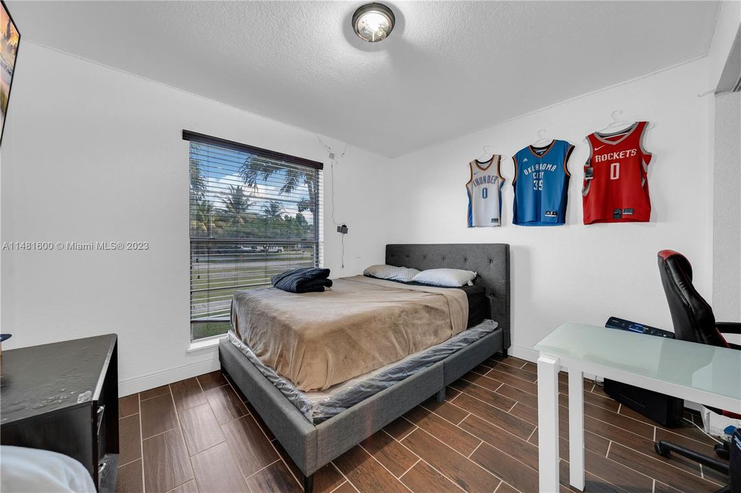 Recently Sold: $550,000 (3 beds, 2 baths, 1587 Square Feet)