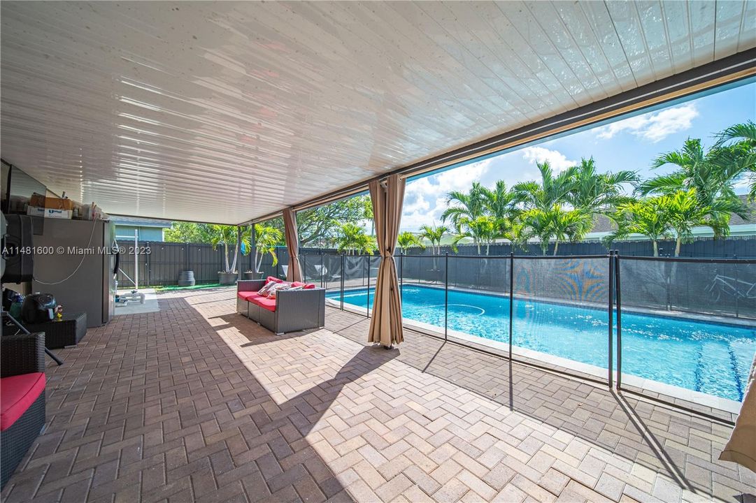 Recently Sold: $550,000 (3 beds, 2 baths, 1587 Square Feet)