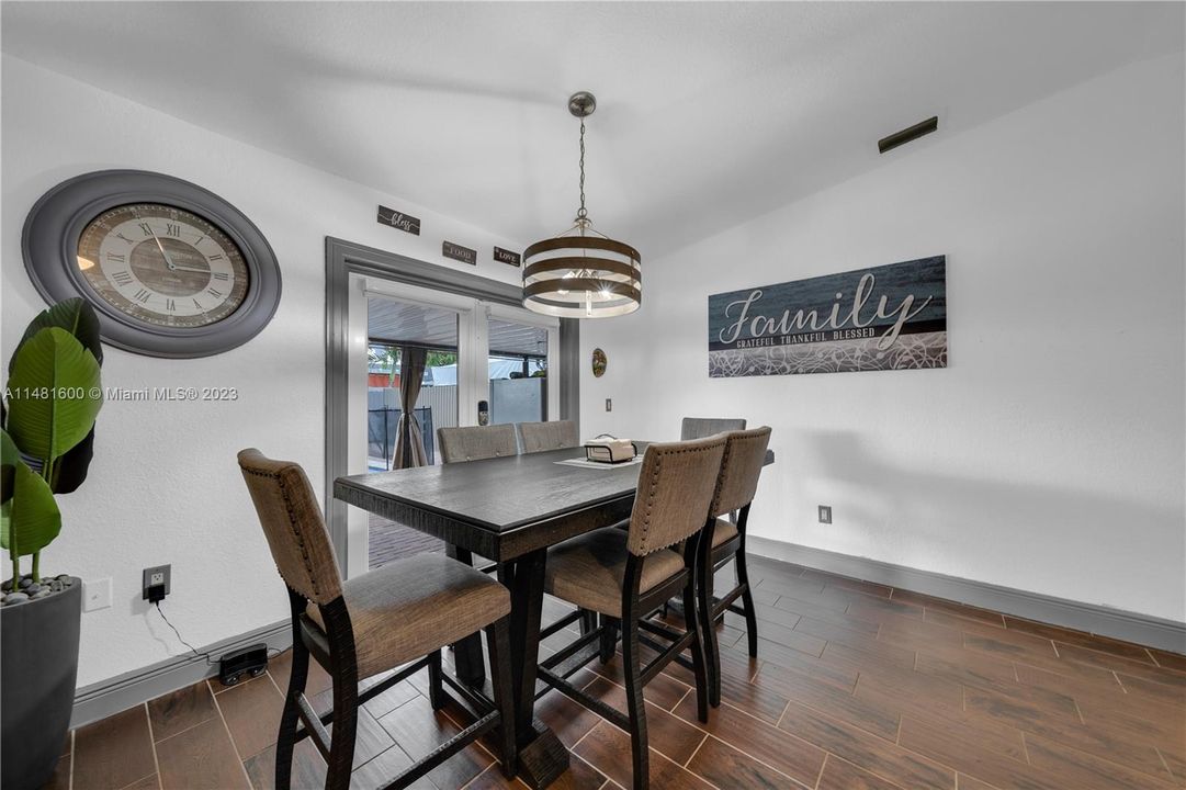 Recently Sold: $550,000 (3 beds, 2 baths, 1587 Square Feet)