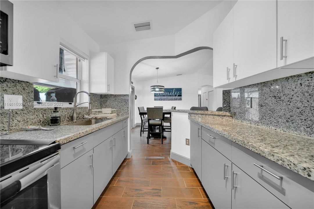 Recently Sold: $550,000 (3 beds, 2 baths, 1587 Square Feet)