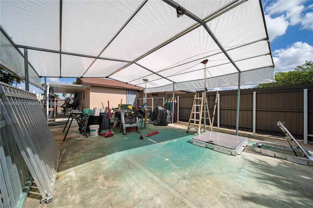 Recently Sold: $550,000 (3 beds, 2 baths, 1587 Square Feet)