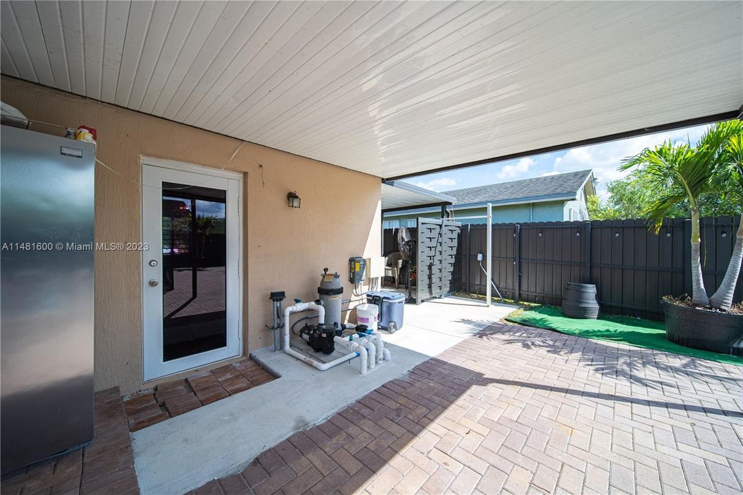 Recently Sold: $550,000 (3 beds, 2 baths, 1587 Square Feet)