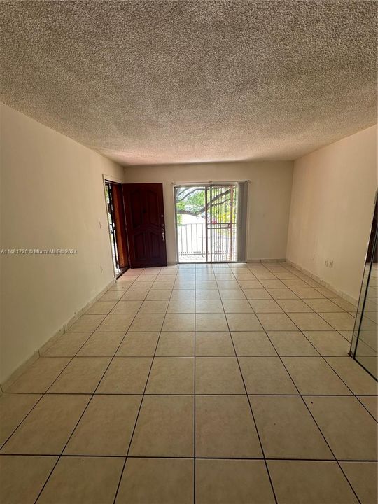 For Sale: $265,000 (2 beds, 1 baths, 748 Square Feet)