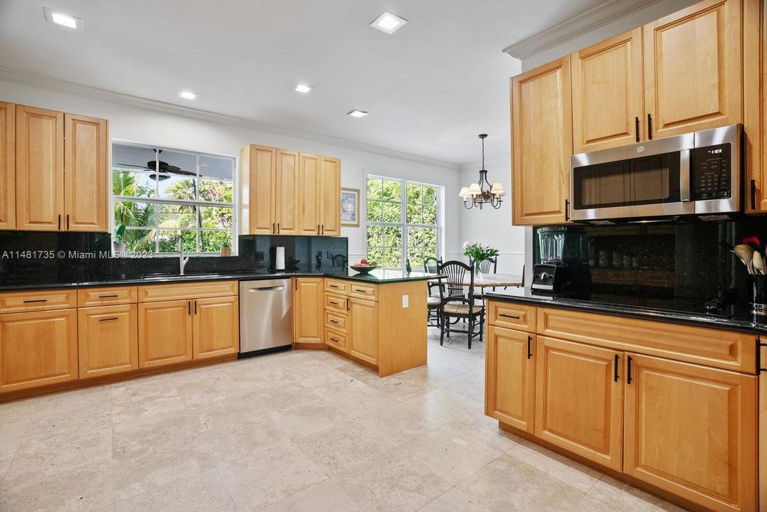 Vendido Recientemente: $3,995,000 (6 camas, 6 baños, 4142 Pies cuadrados)