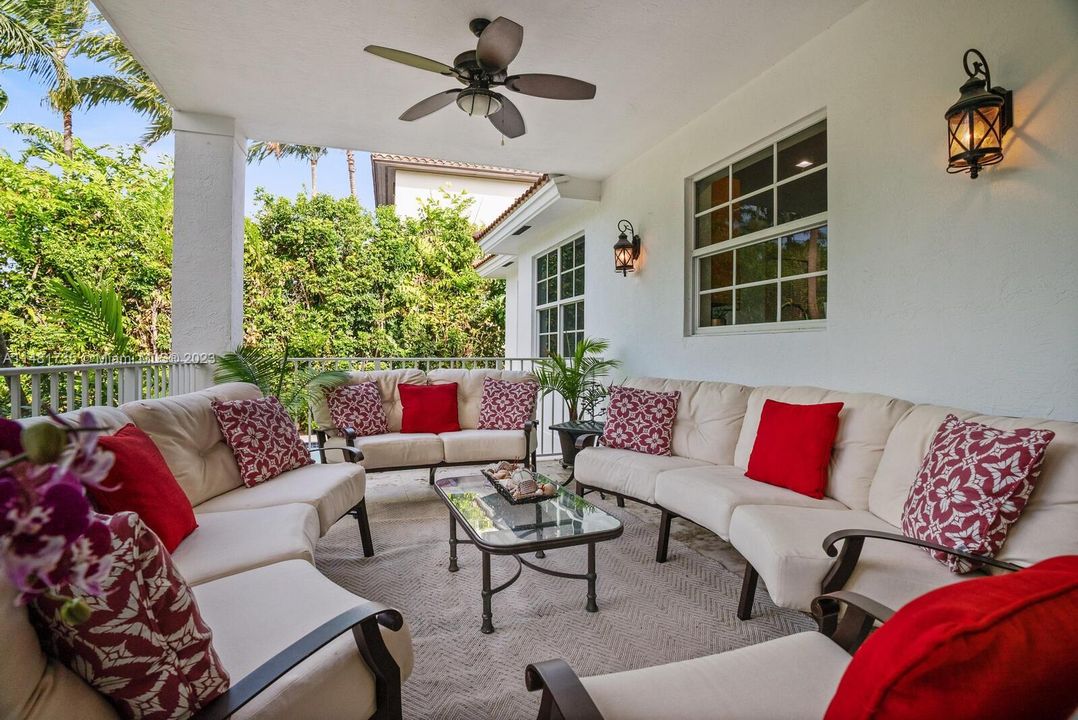 Vendido Recientemente: $3,995,000 (6 camas, 6 baños, 4142 Pies cuadrados)