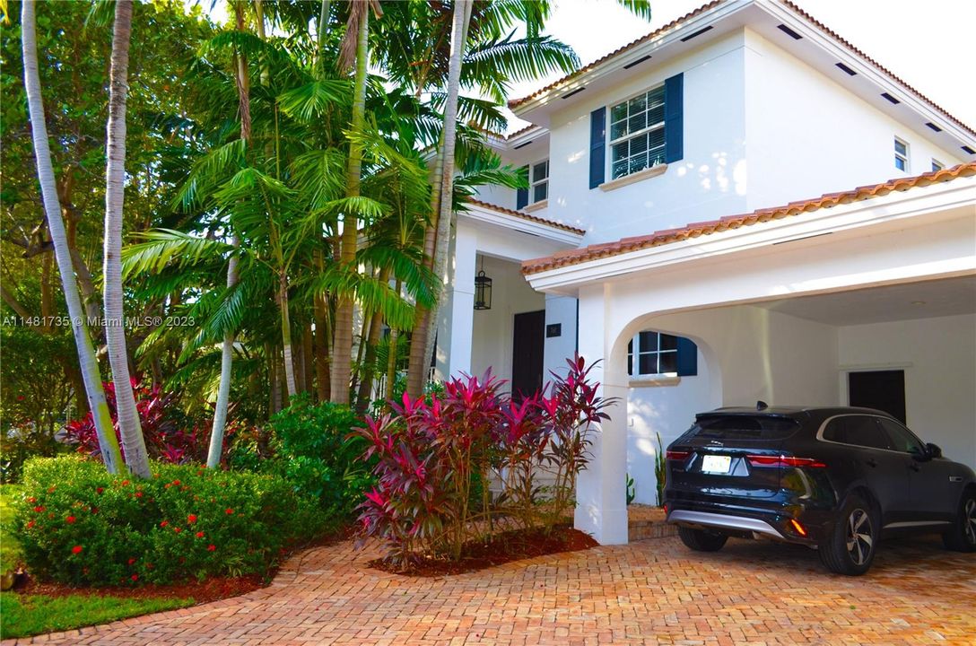 Vendido Recientemente: $3,995,000 (6 camas, 6 baños, 4142 Pies cuadrados)