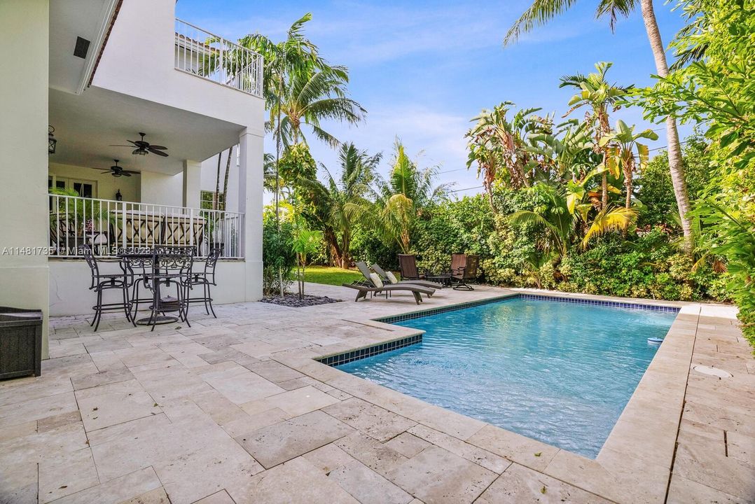 Vendido Recientemente: $3,995,000 (6 camas, 6 baños, 4142 Pies cuadrados)