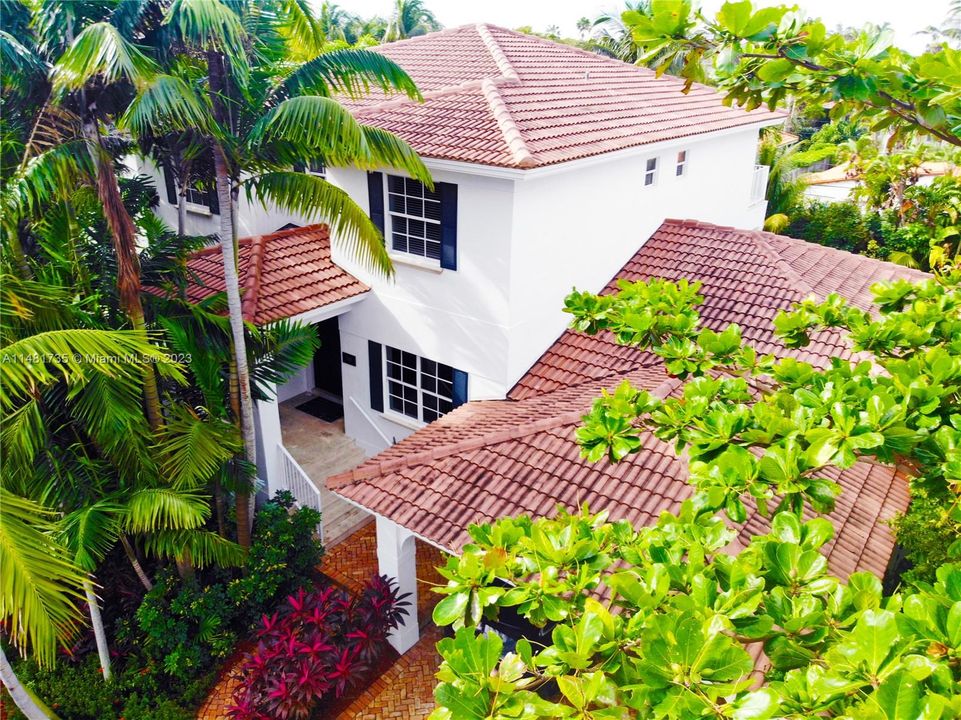 Vendido Recientemente: $3,995,000 (6 camas, 6 baños, 4142 Pies cuadrados)