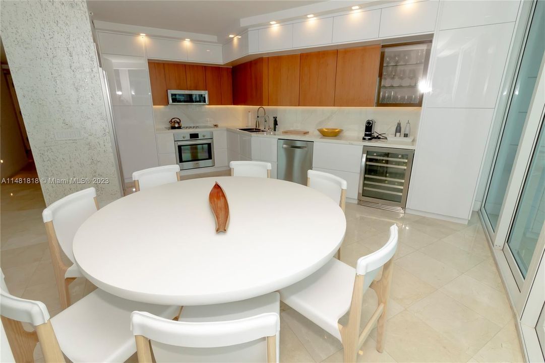 最近租的: $8,700 (2 贝兹, 2 浴室, 1610 平方英尺)