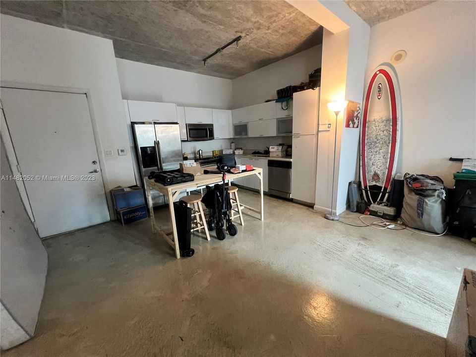 For Sale: $335,000 (1 beds, 1 baths, 712 Square Feet)