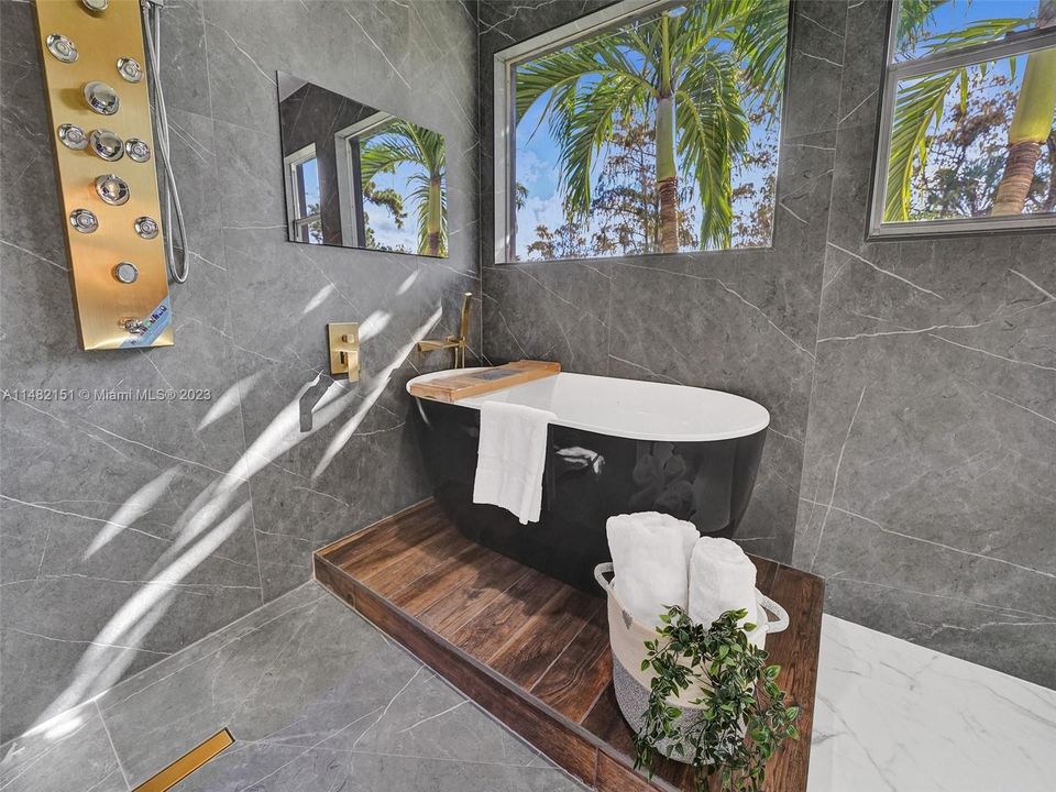 Recently Sold: $1,797,000 (5 beds, 3 baths, 4287 Square Feet)