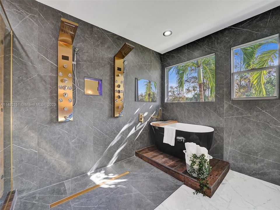 Recently Sold: $1,797,000 (5 beds, 3 baths, 4287 Square Feet)