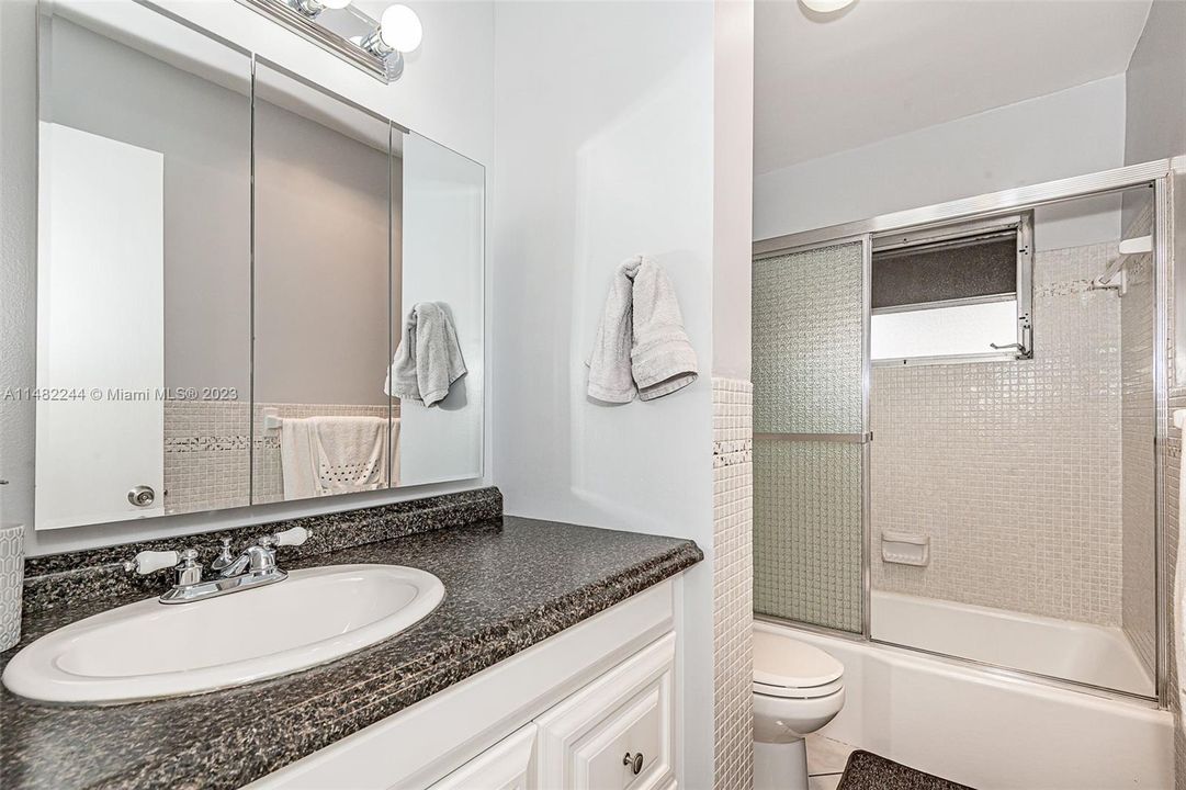 Recently Sold: $179,900 (1 beds, 1 baths, 736 Square Feet)