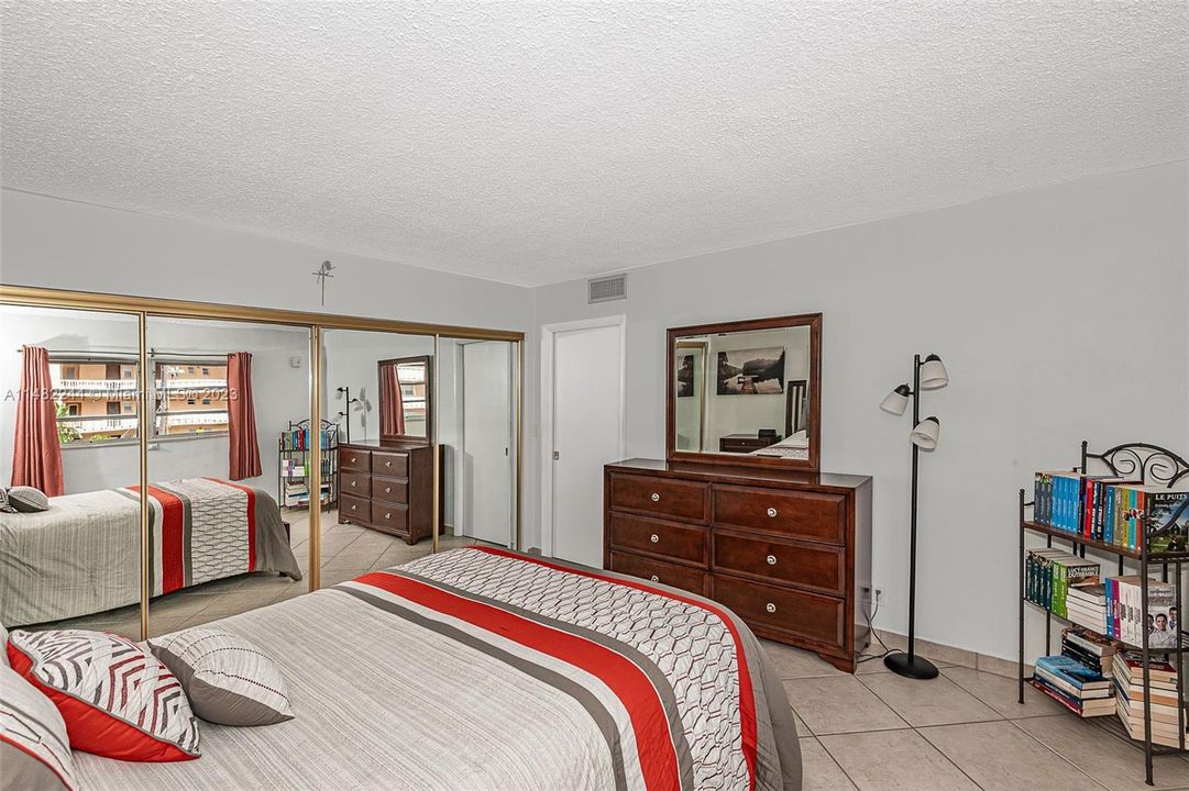 Recently Sold: $179,900 (1 beds, 1 baths, 736 Square Feet)