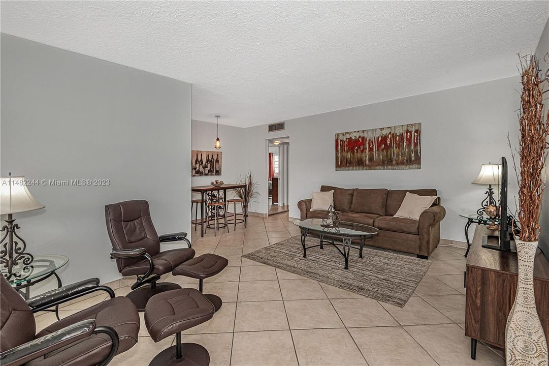 Recently Sold: $179,900 (1 beds, 1 baths, 736 Square Feet)