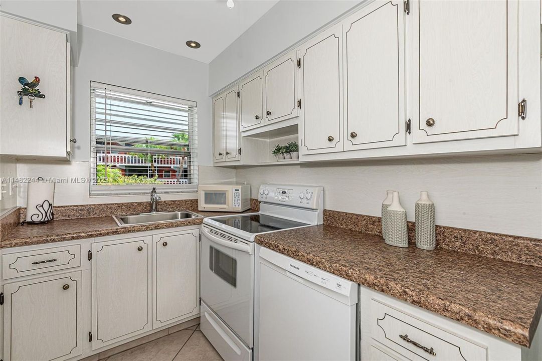 Recently Sold: $179,900 (1 beds, 1 baths, 736 Square Feet)