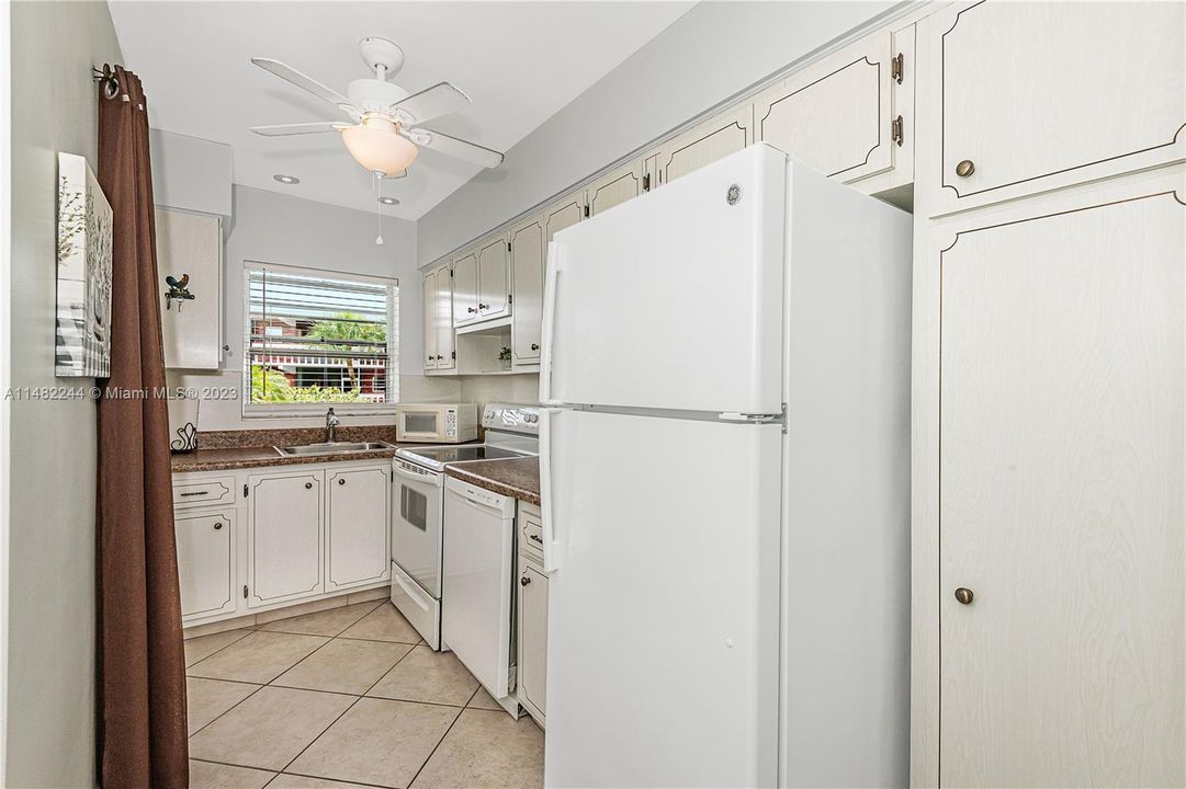 Recently Sold: $179,900 (1 beds, 1 baths, 736 Square Feet)