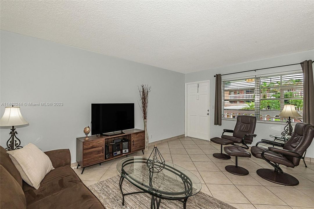 Recently Sold: $179,900 (1 beds, 1 baths, 736 Square Feet)