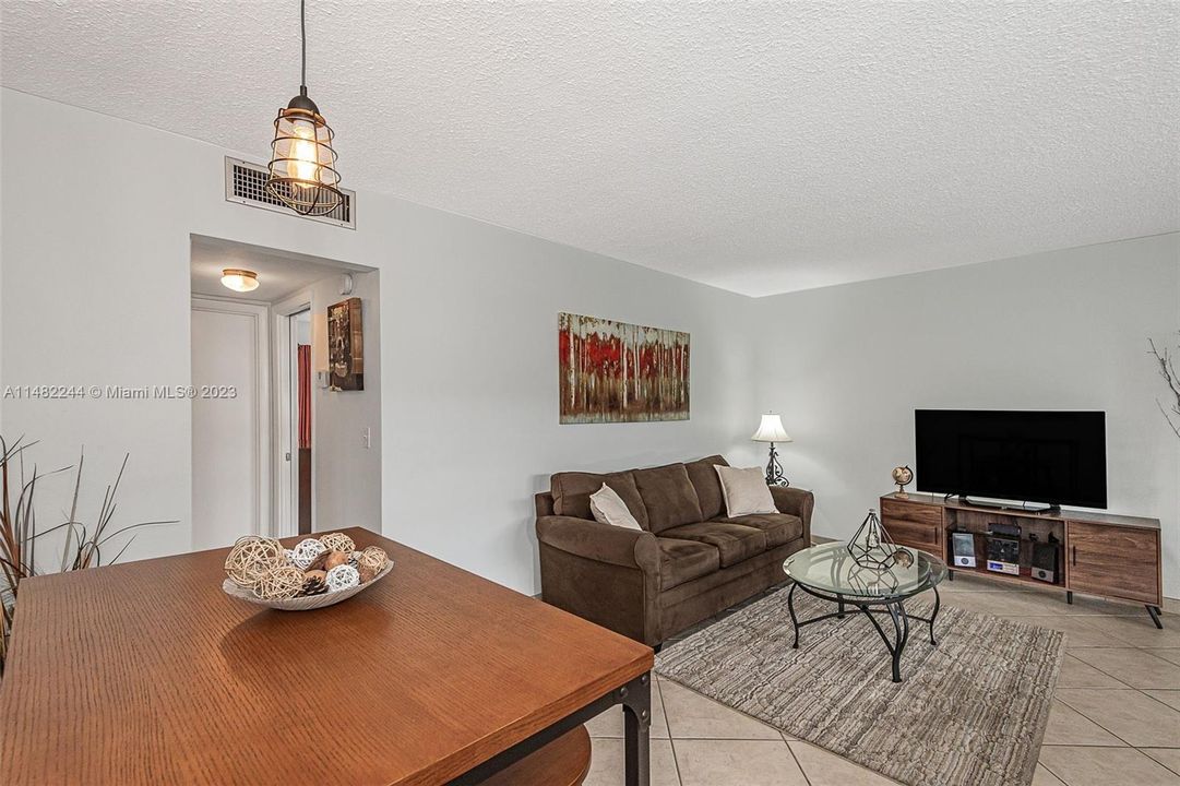 Recently Sold: $179,900 (1 beds, 1 baths, 736 Square Feet)