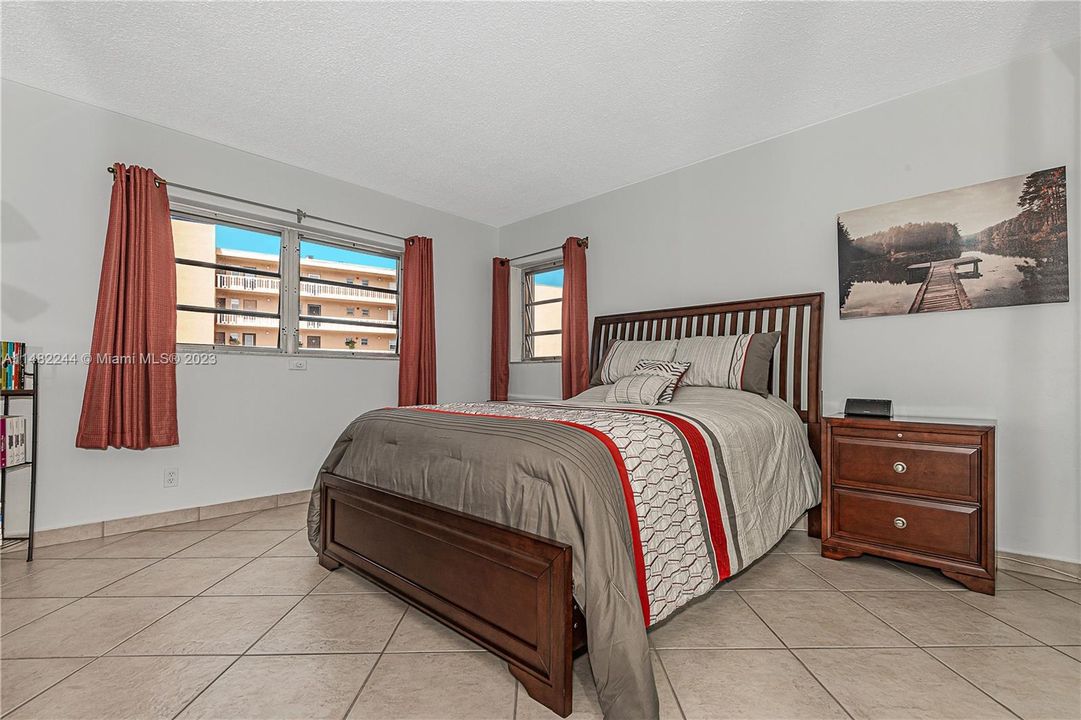 Recently Sold: $179,900 (1 beds, 1 baths, 736 Square Feet)