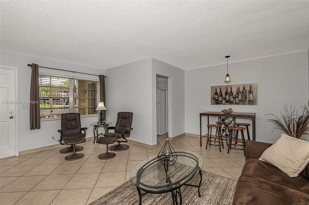 Recently Sold: $179,900 (1 beds, 1 baths, 736 Square Feet)