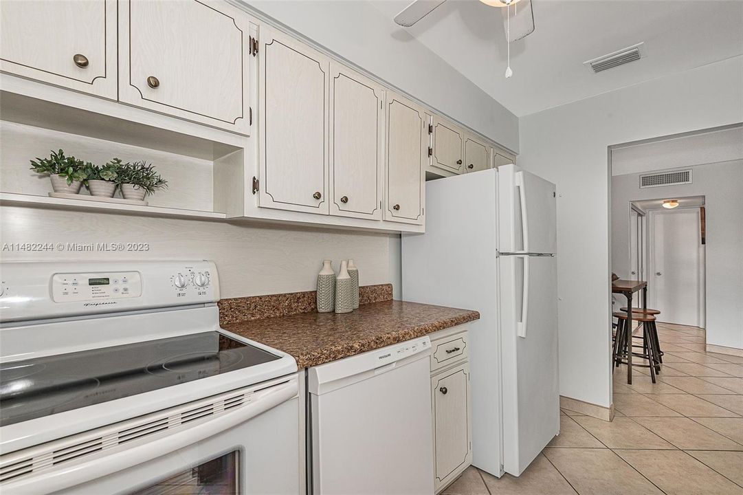 Recently Sold: $179,900 (1 beds, 1 baths, 736 Square Feet)