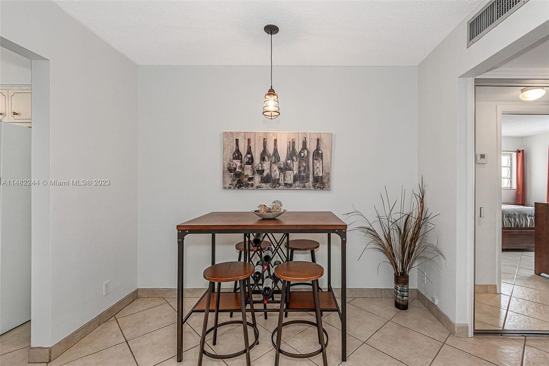 Recently Sold: $179,900 (1 beds, 1 baths, 736 Square Feet)