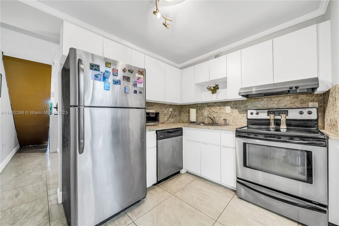 Recently Sold: $349,000 (2 beds, 1 baths, 954 Square Feet)