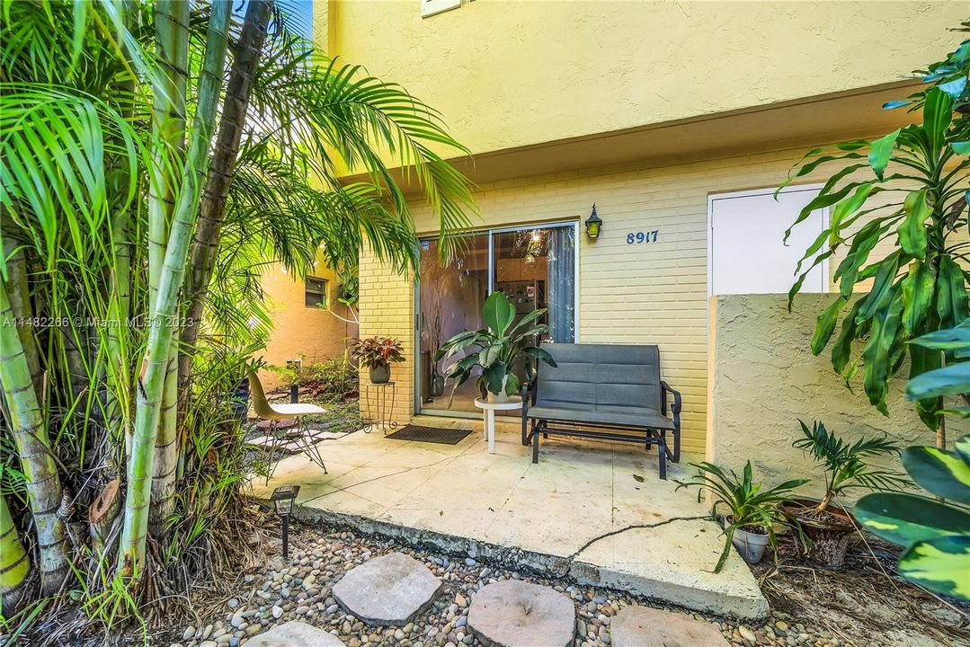 Recently Sold: $349,000 (2 beds, 1 baths, 954 Square Feet)