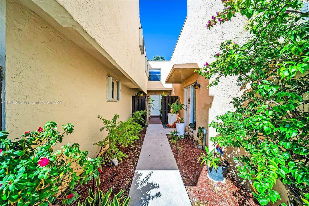 Recently Sold: $349,000 (2 beds, 1 baths, 954 Square Feet)