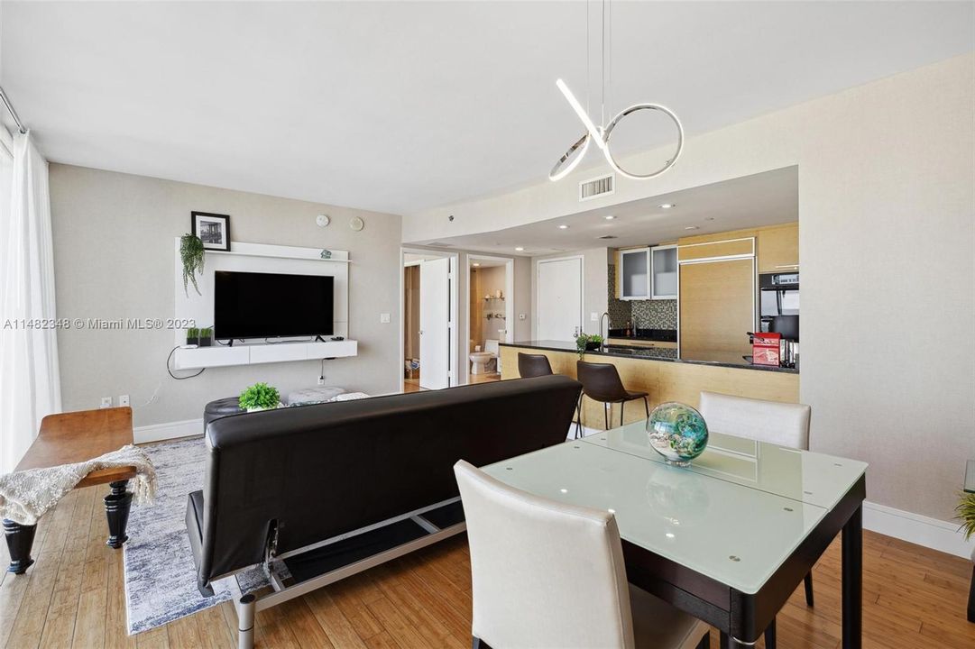 For Sale: $640,000 (1 beds, 1 baths, 871 Square Feet)
