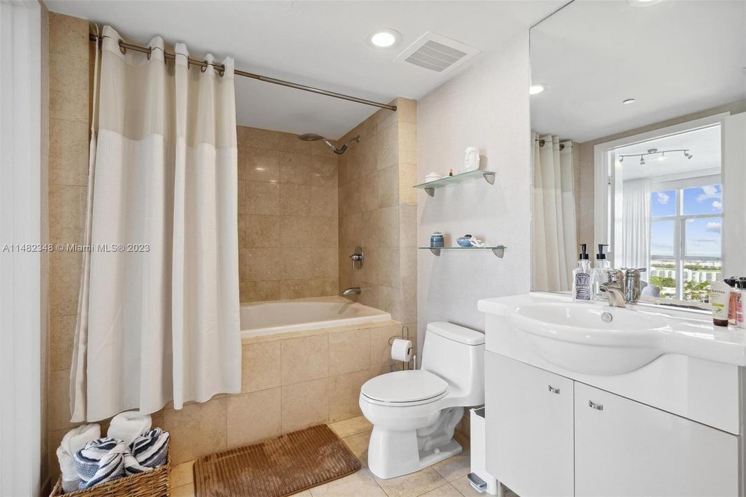 For Sale: $640,000 (1 beds, 1 baths, 871 Square Feet)
