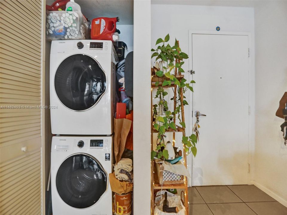 Recently Sold: $435,000 (1 beds, 1 baths, 588 Square Feet)