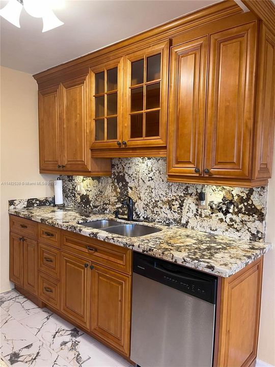 Vendido Recientemente: $179,500 (2 camas, 1 baños, 880 Pies cuadrados)