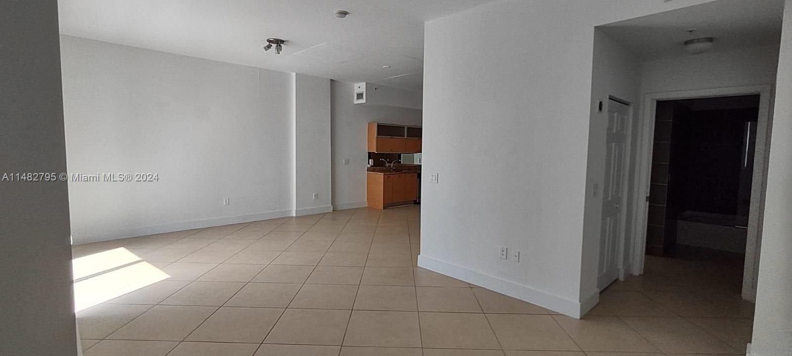 For Sale: $379,900 (1 beds, 1 baths, 775 Square Feet)